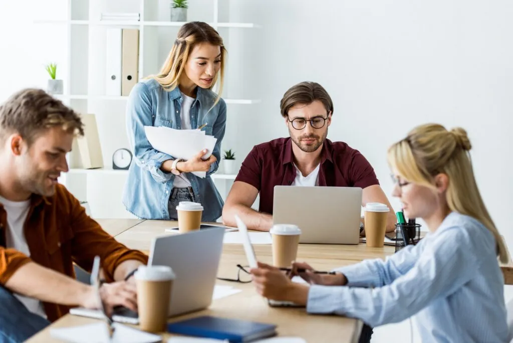 Equipo de trabajo en oficina